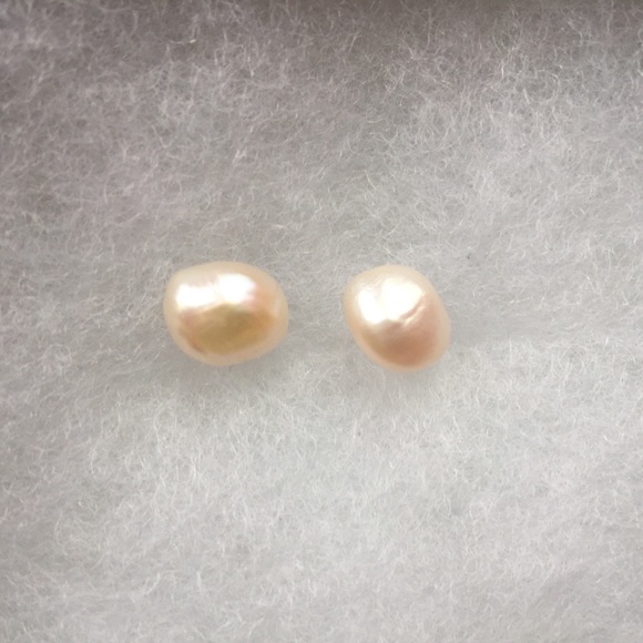 🖤Host Pick🖤 Freshwater Natural Pearl Earrings - Picture 3 of 5